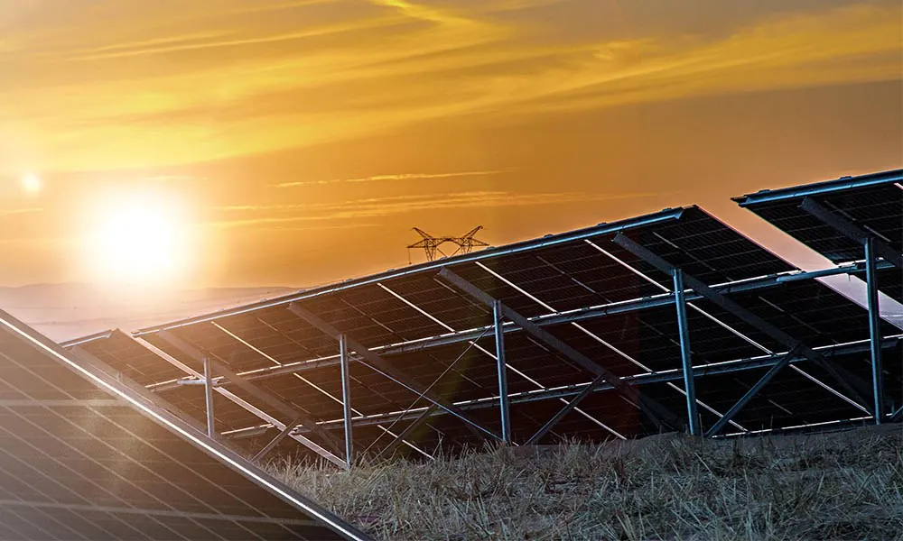 Panouri fotovoltaice montate pe structuri, la apus